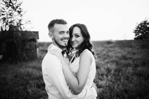 Bonito Jovem Casal Posando Livre — Fotografia de Stock