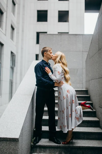 Jovem Casal Bonito Beijando Cidade — Fotografia de Stock