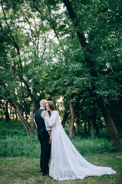 Beau Couple Embrassant Dans Jardin — Photo