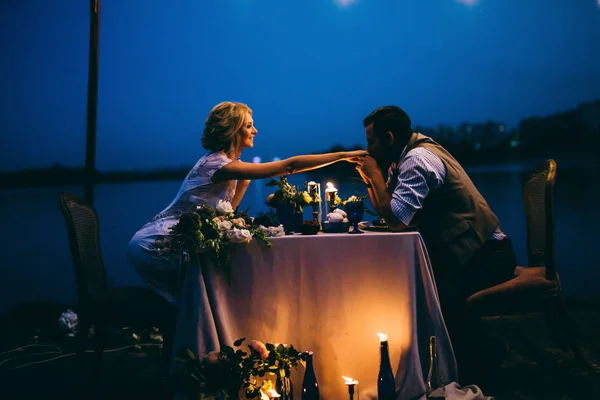 Feliz Pareja Recién Casados Cenando Muelle Novio Besando Las Manos —  Fotos de Stock