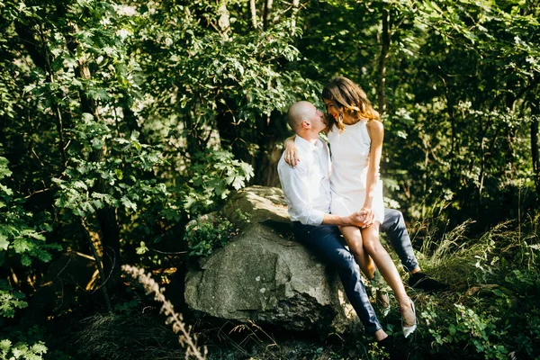 Bella Giovane Coppia Nel Parco Estivo — Foto Stock