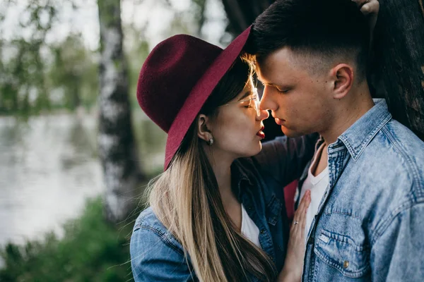 Jovem Casal Moda Beijando Livre — Fotografia de Stock