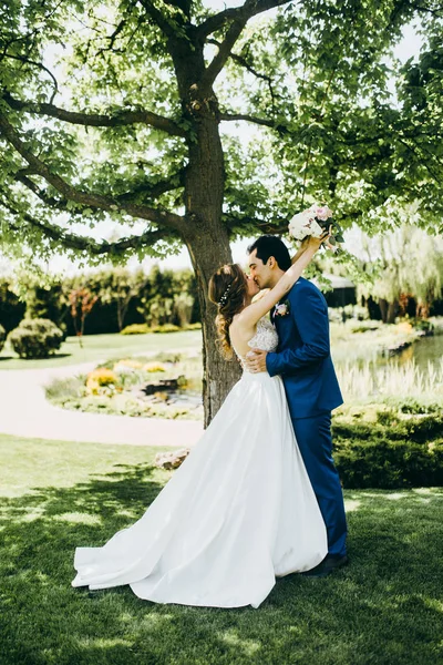 Beau Jeune Couple Jeunes Mariés Posant Extérieur — Photo