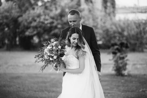 Beau Couple Jeunes Mariés Posant Dans Jardin — Photo