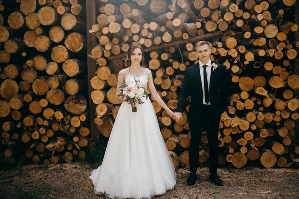 Mooi Jong Paar Van Pasgetrouwden Poseren — Stockfoto