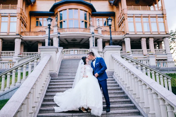 Yeni Evliler Merdivenlerinde Poz Güzel Çift — Stok fotoğraf