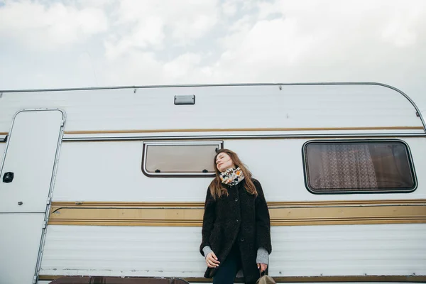 Jovem Mulher Perto Trailer Branco — Fotografia de Stock