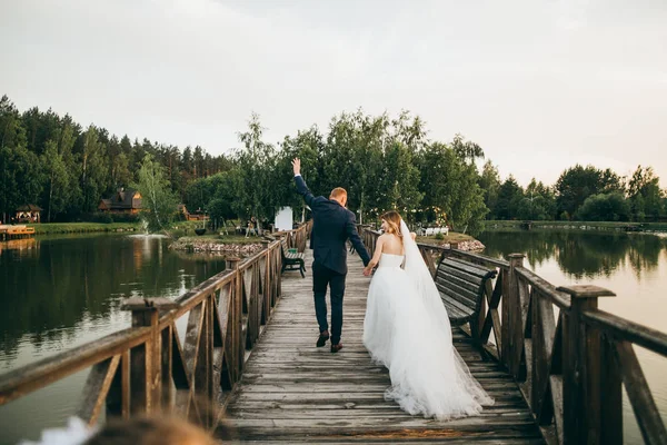 Schönes Brautpaar Geht Auf Brücke — Stockfoto
