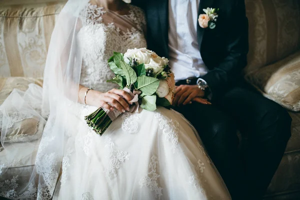 Jonge Mooie Paar Poseren Binnenshuis — Stockfoto