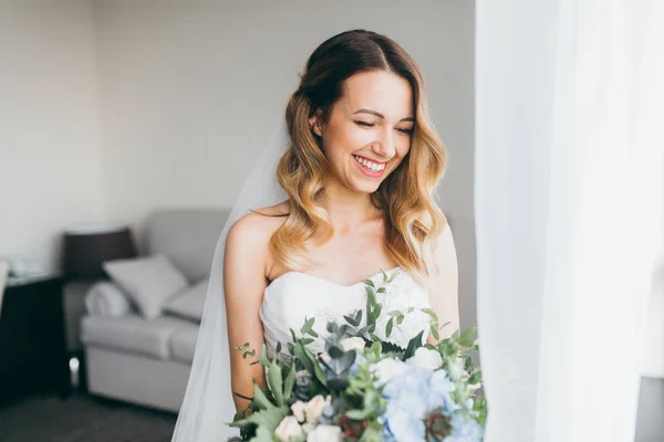 Junge Schöne Braut Mit Blumen Haus — Stockfoto