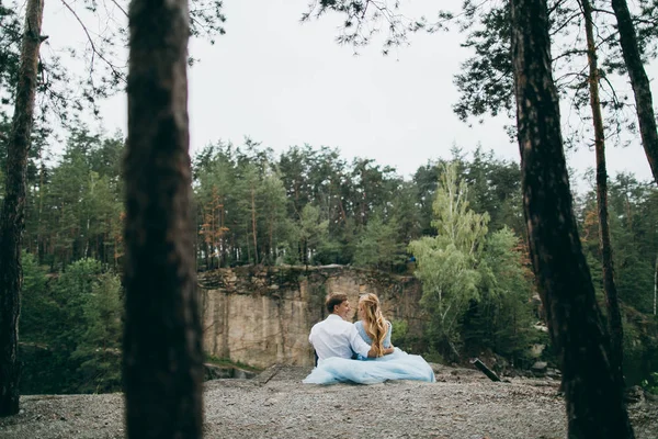 美丽的年轻夫妇在夏季公园拥抱 — 图库照片