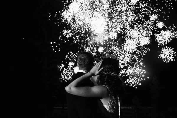 Young Happy Couple Newlyweds Watching Fireworks — Stock Photo, Image