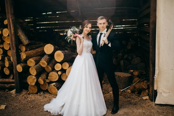 Mooie Jonge Paar Jonggehuwden Poseren Bruidegom Bedrijf Bijl — Stockfoto
