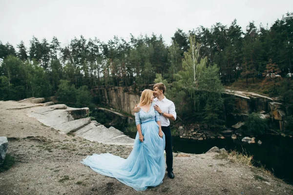 Bella Giovane Coppia Nel Parco Estivo Che Abbraccia — Foto Stock