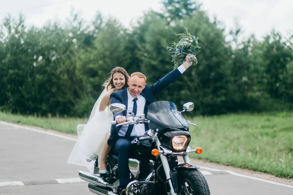 Güzel motosiklet binme yeni evli çiftin 