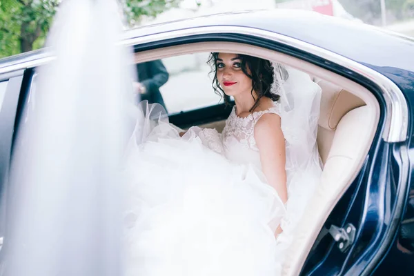 Young Beautiful Bride Posing Car — Stock Photo, Image