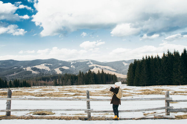 Young woman traveler in mountains. Nature — Stock Image Young Woman Traveler Mountains Nature — Stock Photo, Image