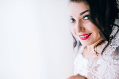 Kapalı poz genç güzel gelin