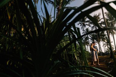 Mutlu genç çift tatil günlerinde, Sri Lanka kucaklayan