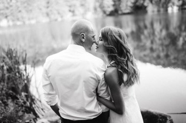 Güzel genç çift yaz Park 