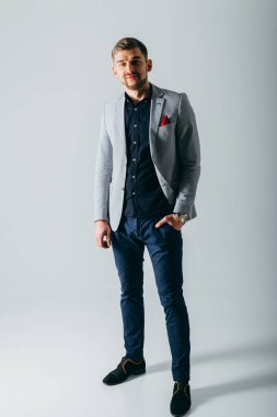 yakışıklı adam moda Studio'da poz