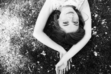 genç güzel gelin çim üzerinde yalan