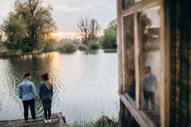 Köprüde poz moda Çift