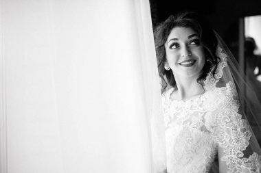 Kapalı poz genç güzel gelin