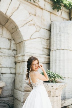 eski duvara yakın poz genç güzel gelin