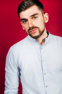 yakışıklı adam moda Studio'da poz