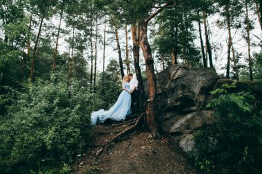 Güzel genç çift yaz Park 