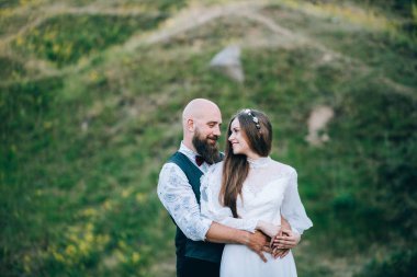 bahçede kucaklayan güzel Çift 