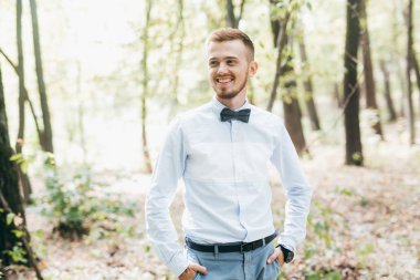 yakışıklı genç damat parkta poz