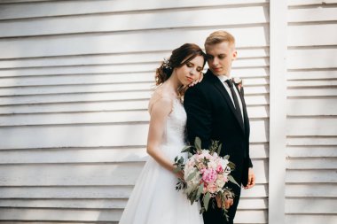 güzel çift duvar dibinde poz yeni evliler