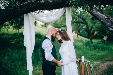 bahçede el ele tutuşarak güzel Çift 