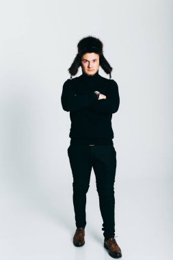 Studio poz kürk şapka serin adam