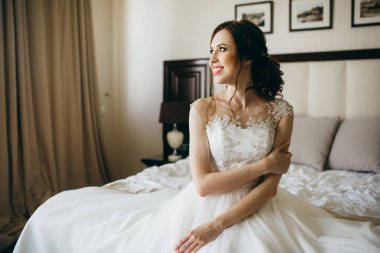 yatakta genç güzel gelin 