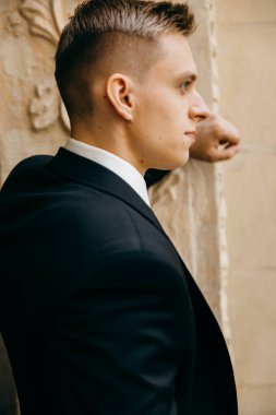 yakışıklı genç damat bina yakın poz