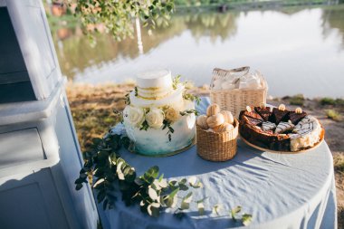 Masada güzel beyaz düğün pastası 
