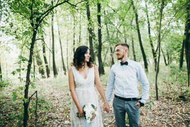 Güzel genç çift yaz Park 