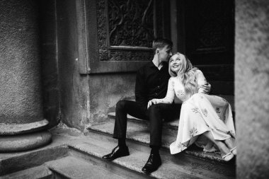 eski bina, adımlarla oturan genç güzel Çift 