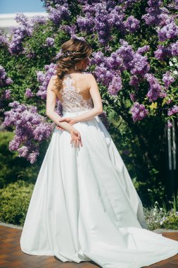 Leylakları tarafından poz genç güzel gelin