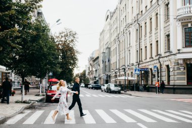 genç güzel çift geçerken yol şehir 