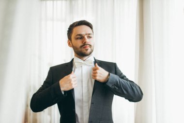 yakışıklı delikanlı kapalı poz