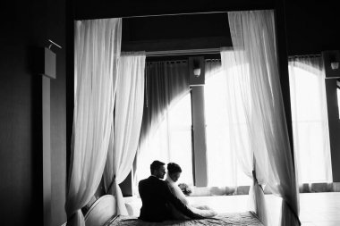 genç güzel çift yatağa poz