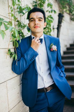 yakışıklı genç damat bina yakın poz