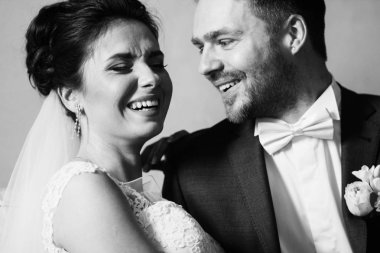 genç güzel çift kapalı poz