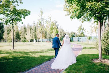 yeni evliler açık havada yürüyüş güzel genç Çift