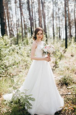 Genç güzel gelin dışarıda poz veriyor.