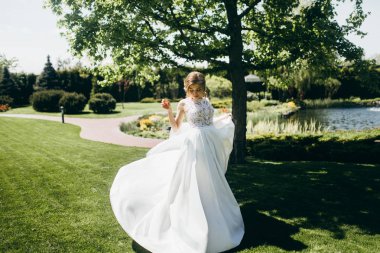 Genç güzel gelin dışarıda poz veriyor.